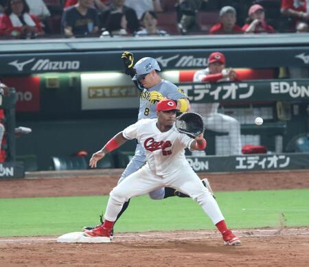 　９回、内野安打を放つ佐藤輝（撮影・北村雅宏）