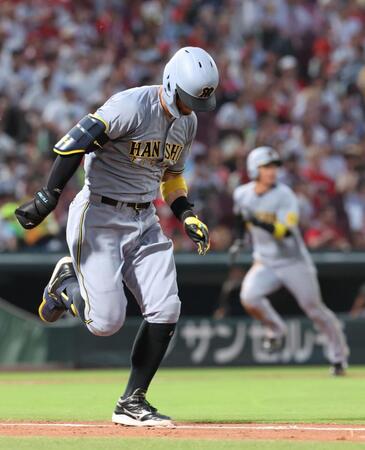 　３回、二ゴロを放ち全力疾走することで、併殺を免れる佐藤輝（撮影・市尻達拡）