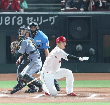 　６回、空振りする中村奨。一走・野間は二盗を狙うもタッチアウトとなる（撮影・北村雅宏）