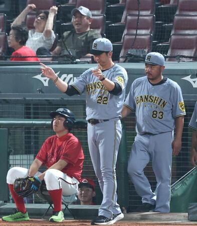 　９回、佐藤輝の一塁アウトの判定にリクエストする藤川監督（中央）＝撮影・北村雅宏