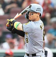 　１回、バットを折りながら２点適時打を放つ佐藤輝（撮影・田中太一）