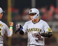 　７回、中前タイムリーを放ち、グータッチをする大山（撮影・市尻達拡）