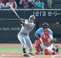 　４回、適時二塁打を放つ前川（撮影・北村雅宏）