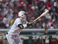 　４回、左中間へのタイムリー二塁打を放つ前川（撮影・市尻達拡）