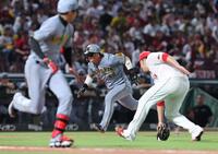 　４回、才木のスクイズで本塁へ滑り込む前川（撮影・市尻達拡）