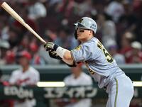 　４回、適時打を放つ前川（撮影・田中太一）