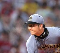 　汗を飛ばしながら、力投する才木（撮影・市尻達拡）