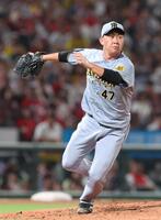 　７回、小園の二ゴロにマウンドを駆け降りる桐敷（撮影・市尻達拡）