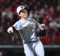 　９回、野間の打球を一塁へ送球する湯浅（撮影・市尻達拡）