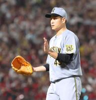 　４回、坂倉を一ゴロ併殺打に仕留め、グラブをたたく大竹（撮影・市尻達拡）