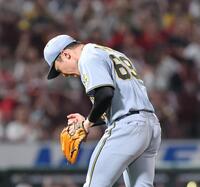 　８回、ピンチでファビアンを空振り三振に斬り、拳を握る石井（撮影・市尻達拡）