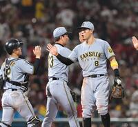 　勝利を手にし、タッチを交わす佐藤輝（撮影・市尻達拡）