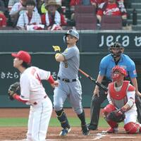 　２回、先制となるソロを放つ佐藤輝（撮影・北村雅宏）