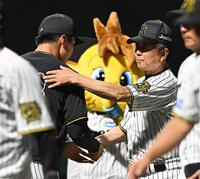 　広島に勝利し、茨木（左）をねぎらう平田２軍監督（撮影・西田忠信）