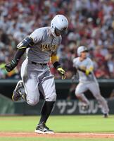 　３回、二ゴロを放ち全力疾走することで、併殺を免れる佐藤輝（撮影・市尻達拡）