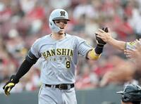 　２回、ソロを放った佐藤輝はナインに迎えられる（撮影・田中太一）