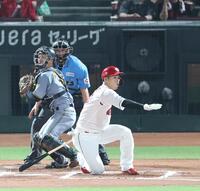 　６回、空振りする中村奨。一走・野間は二盗を狙うもタッチアウトとなる（撮影・北村雅宏）