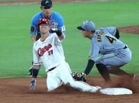 　６回、二盗を試みるも、タッチアウトとなる野間（左）＝撮影・北村雅宏