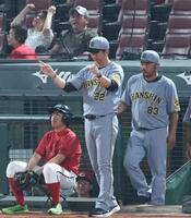 　９回、佐藤輝の一塁アウトの判定にリクエストする藤川監督（中央）＝撮影・北村雅宏