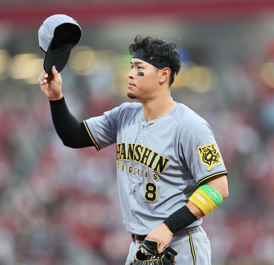 　１回、先制打を放った佐藤輝はスタンドのコールに応える（撮影・田中太一）