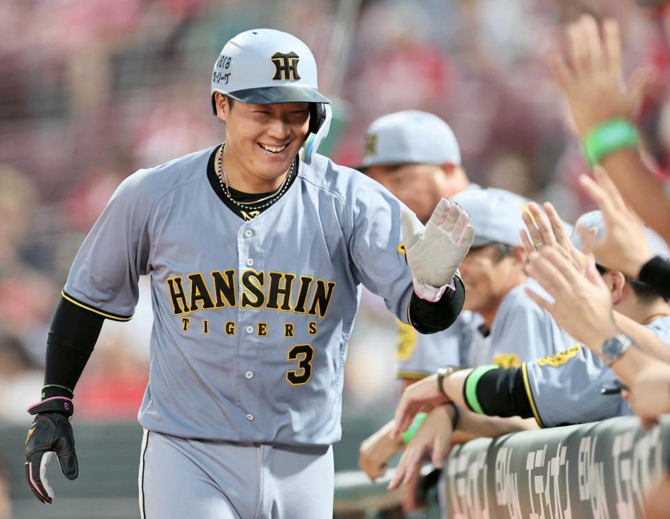 　４回、前川の適時打で生還しナインとタッチを交わす大山（撮影・田中太一）