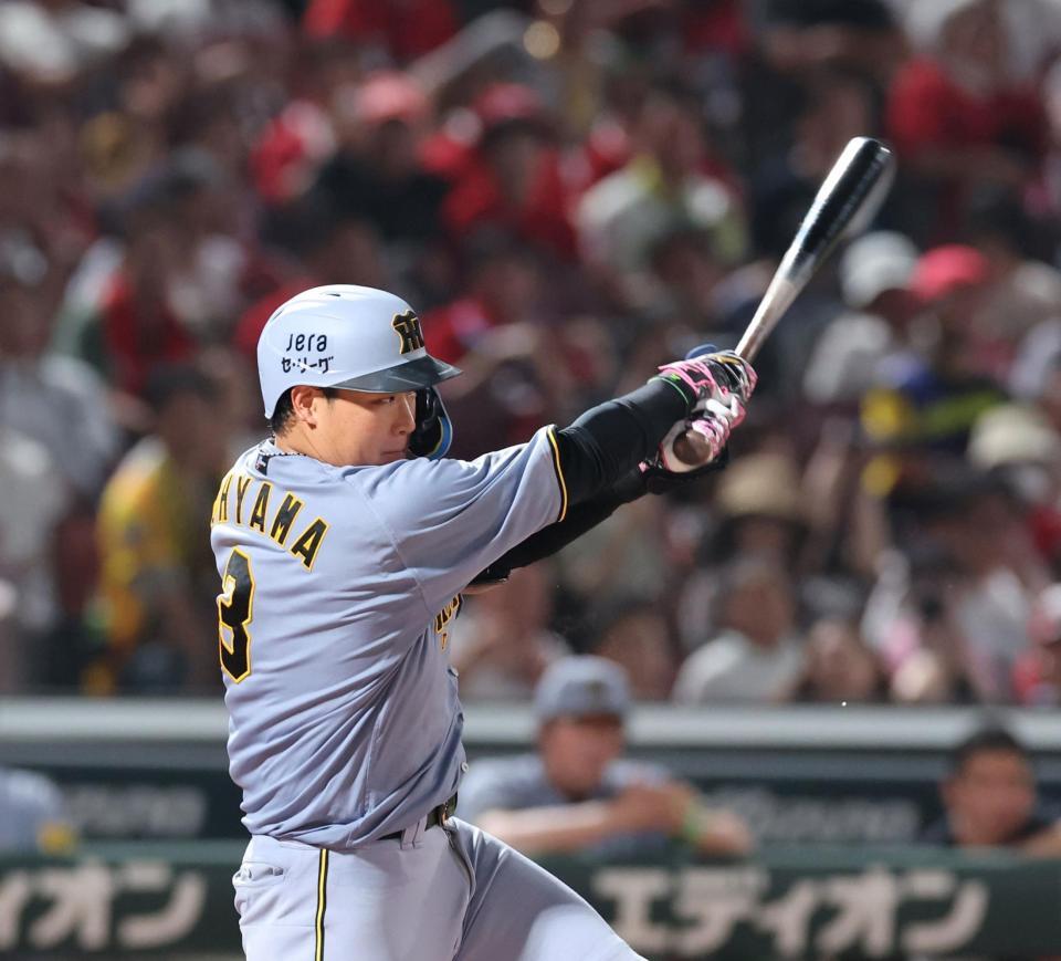 　５回、左翼線への２点タイムリー二塁打を放つ大山（撮影・市尻達拡）