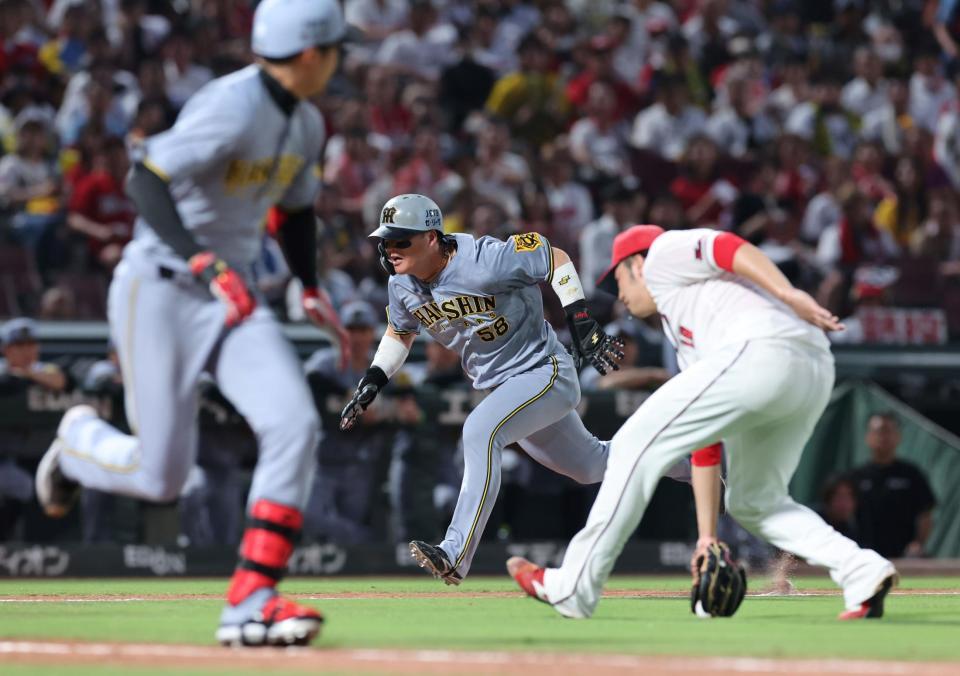 　４回、才木のスクイズで本塁へ滑り込む前川（撮影・市尻達拡）