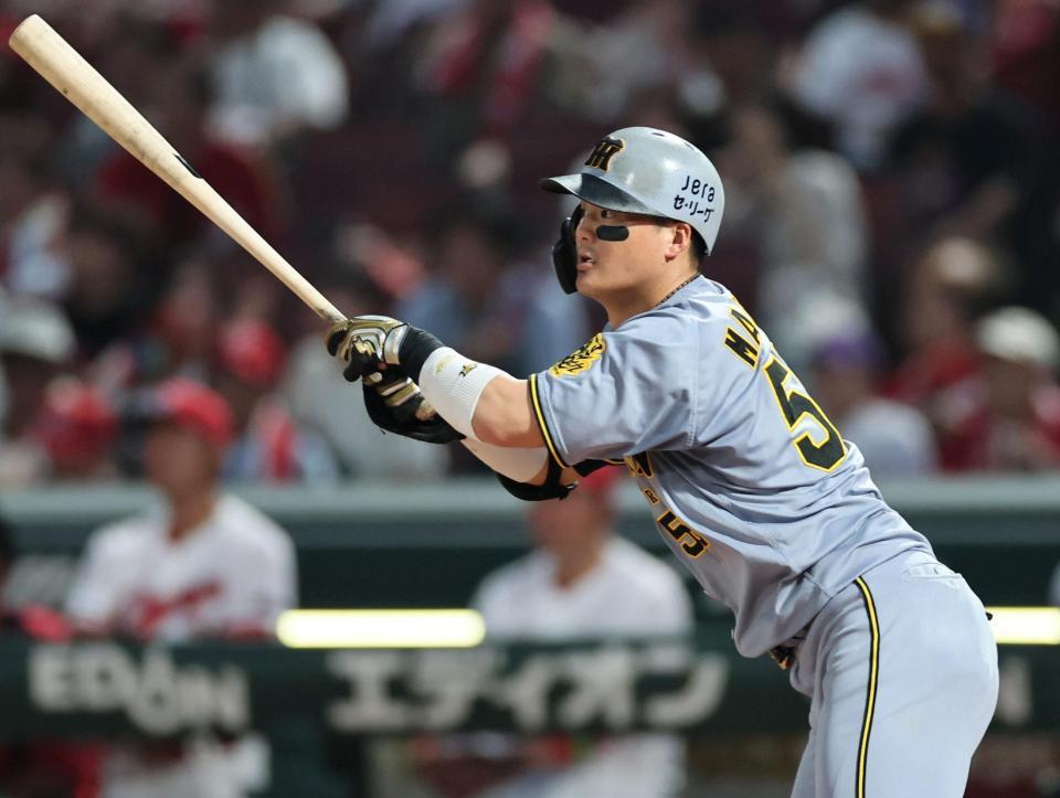 　４回、適時打を放つ前川（撮影・田中太一）