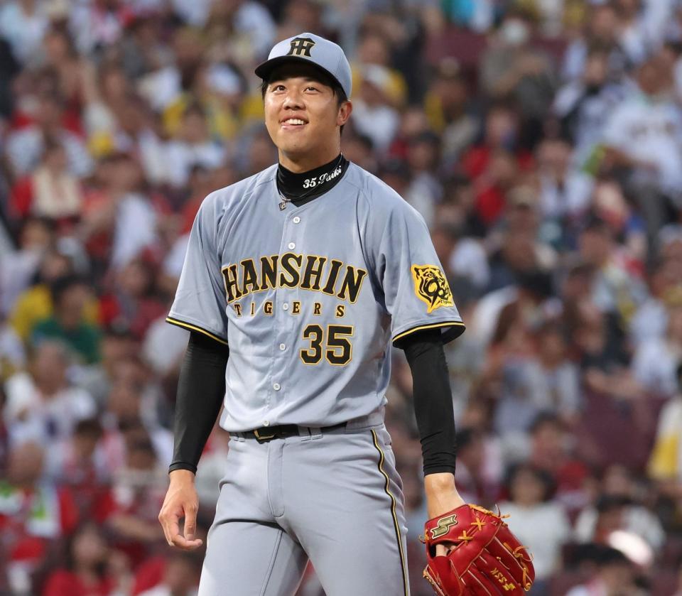 　１回、ファウルで粘る小園に苦笑いを浮かべる才木（撮影・市尻達拡）