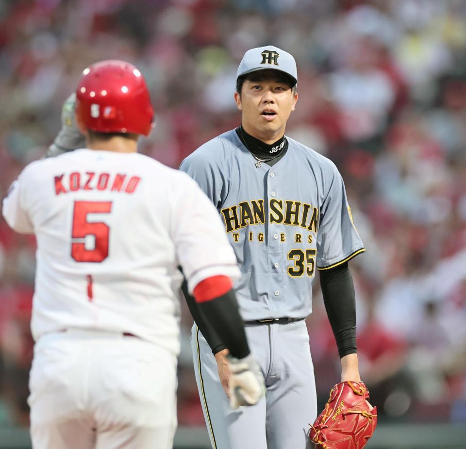 　１回、広島打線を無失点に抑えた才木は小園とすれ違う（撮影・田中太一）