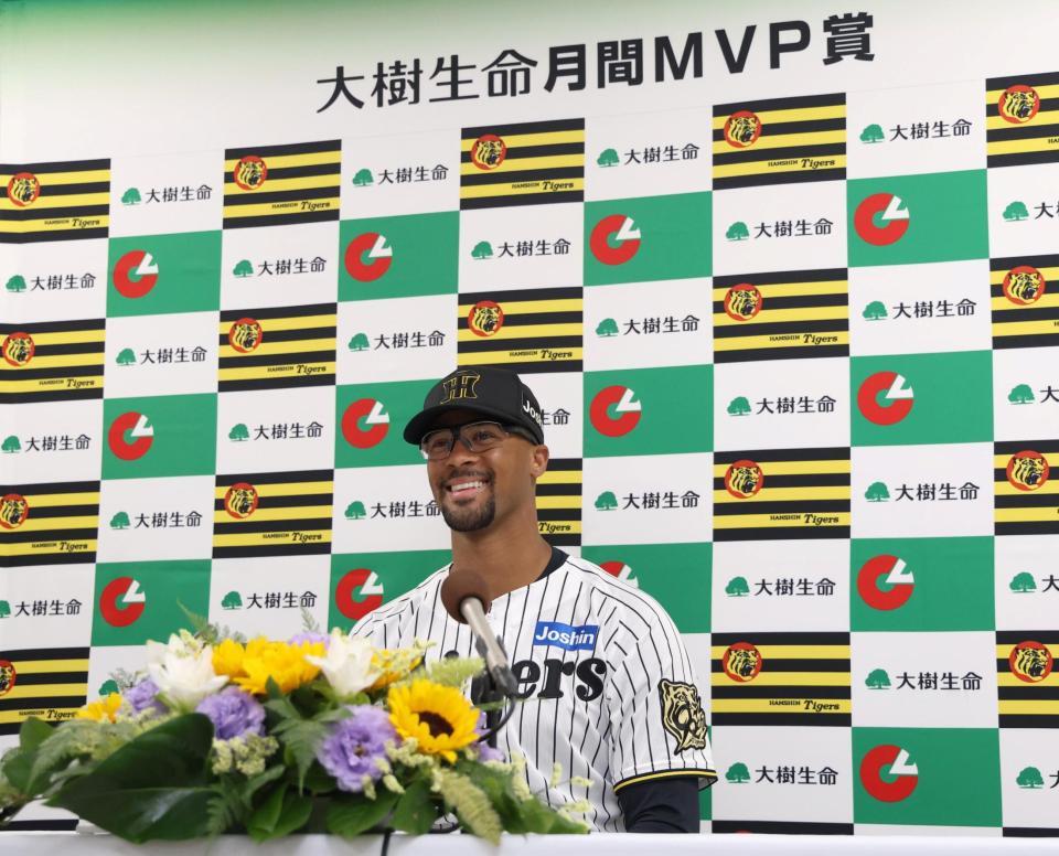 　６月度「大樹生命月間ＭＶＰ賞」に選出されて会見するュプランティエ（撮影・北村雅宏）