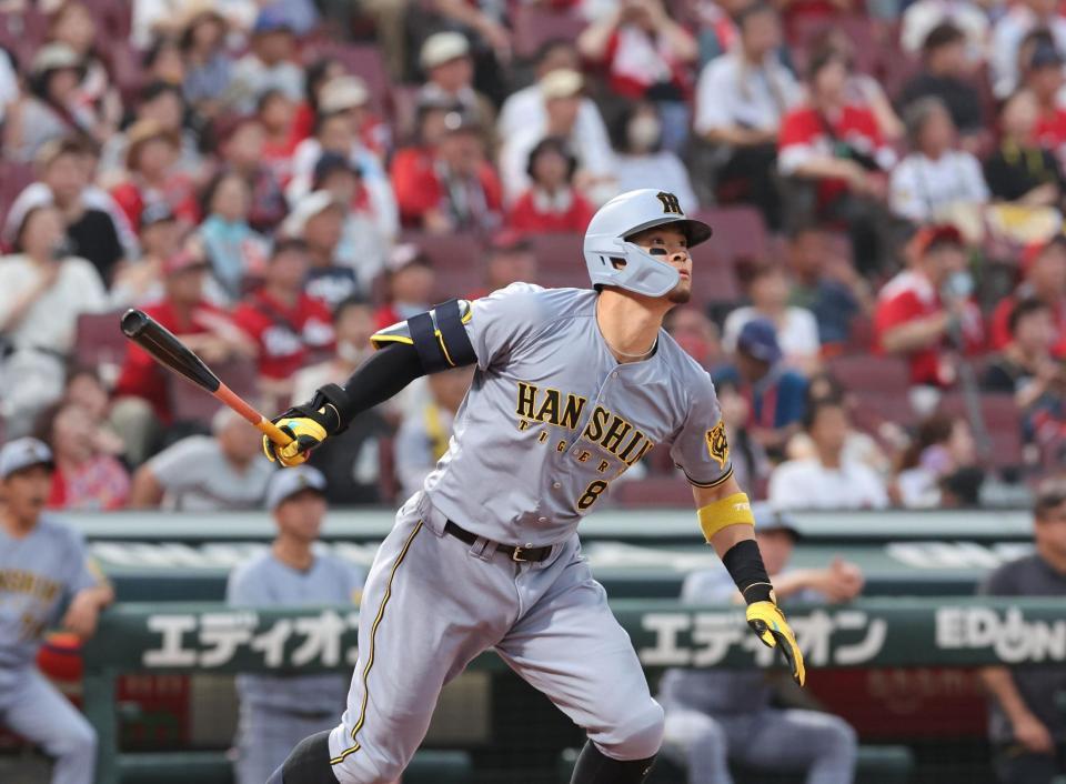 　２回、右越えソロを放つ佐藤輝（撮影・市尻達拡）