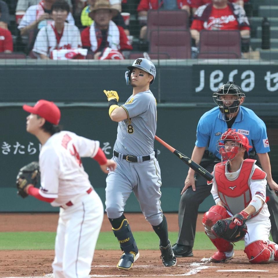 　２回、先制となるソロを放つ佐藤輝（撮影・北村雅宏）