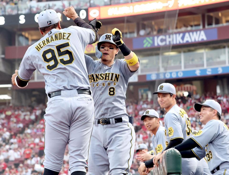 　２回、ソロを放った佐藤輝はヘルナンデスと喜び合う（撮影・田中太一）