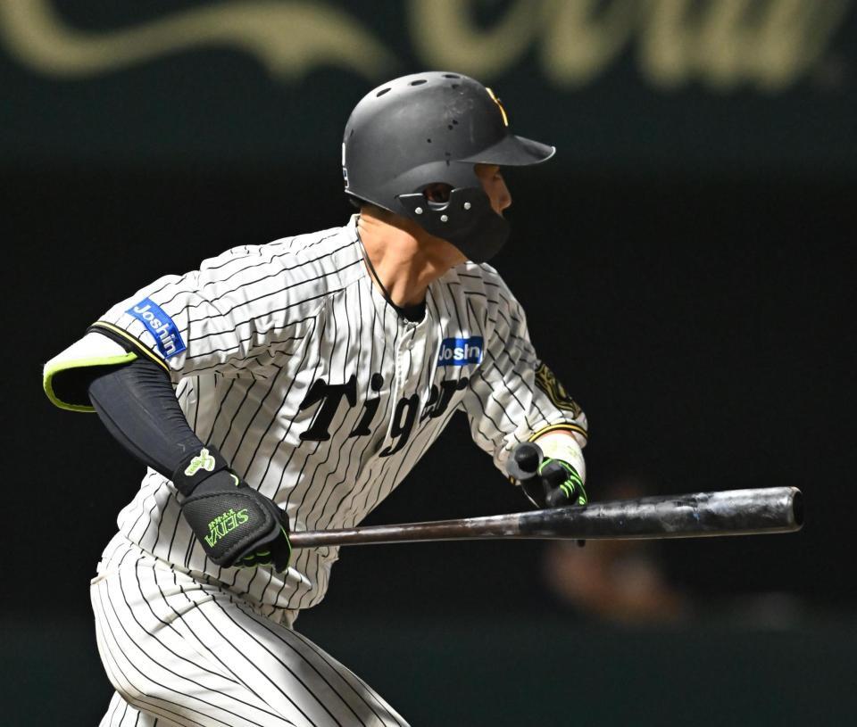 　８回、適時打を放つ木浪（撮影・西田忠信）