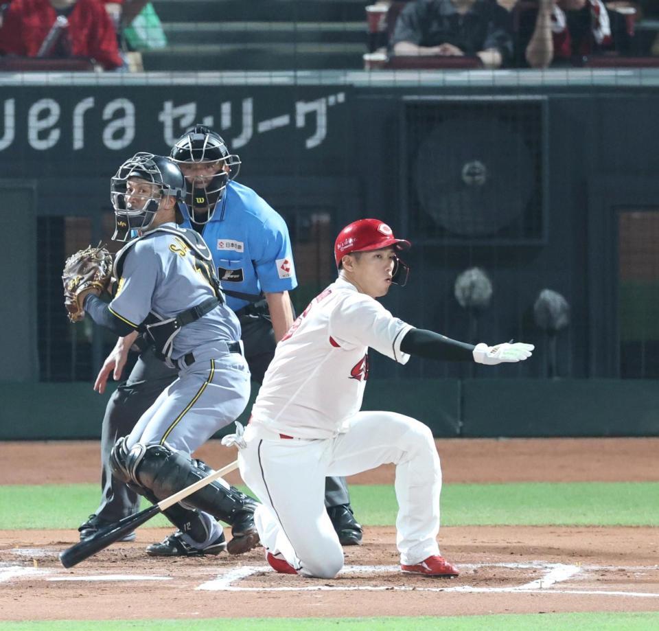 　６回、空振りする中村奨。一走・野間は二盗を狙うもタッチアウトとなる（撮影・北村雅宏）