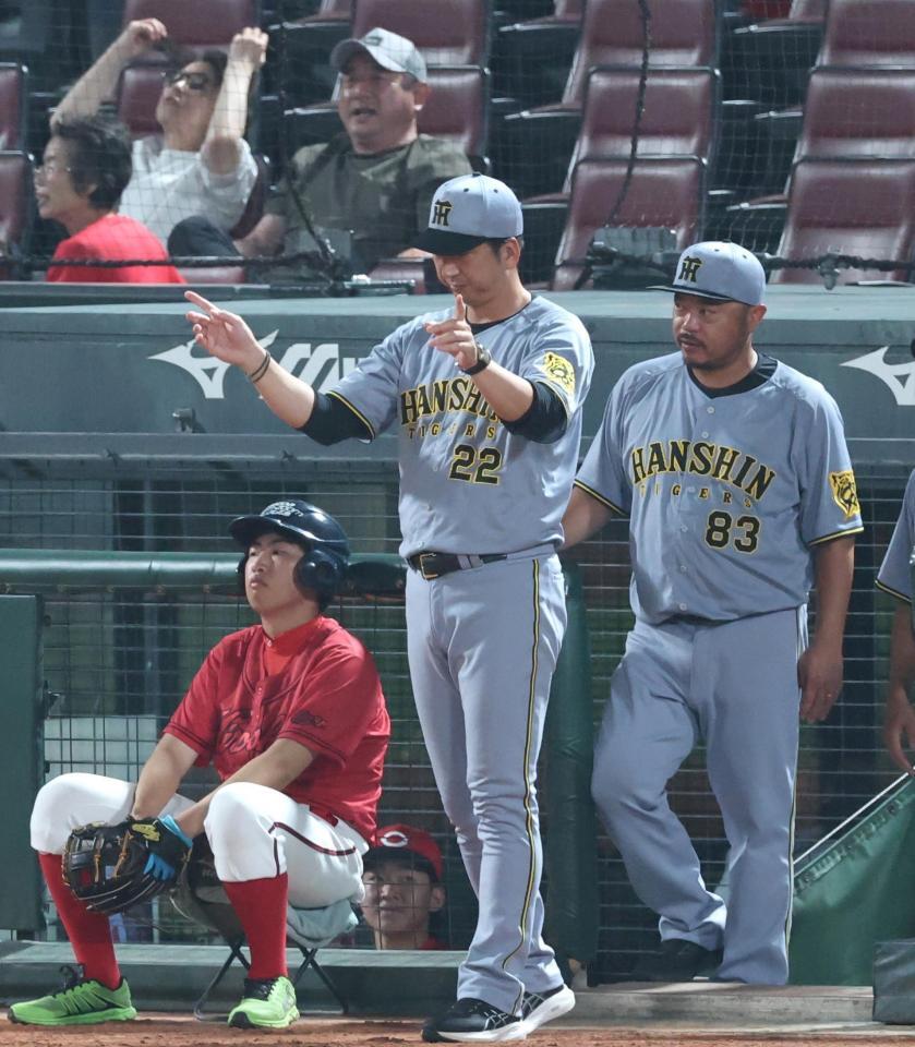 　９回、佐藤輝の一塁アウトの判定にリクエストする藤川監督（中央）＝撮影・北村雅宏