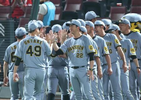 　チームが連勝し、大竹（４９）を迎える藤川監督（中央）＝撮影・北村雅宏