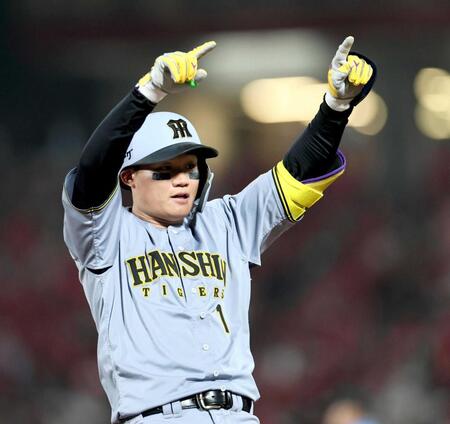 　７回、適時三塁打を　放ち、塁上でポーズを決める森下（撮影・田中太一）