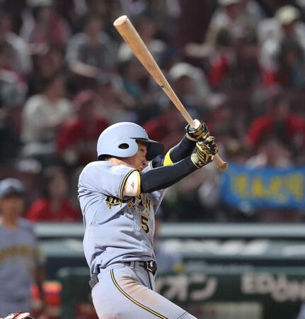 　８回、右前打を放つ近本（撮影・市尻達拡）