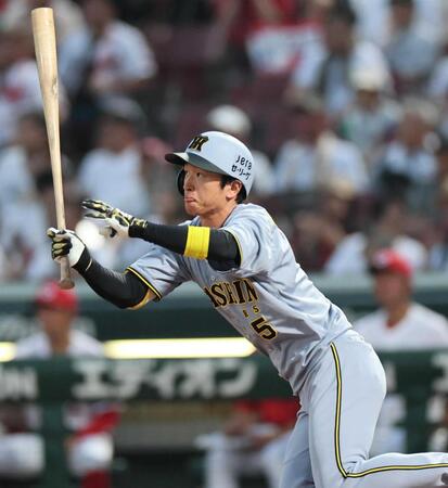 　３回、安打を放つ近本（撮影・田中太一）