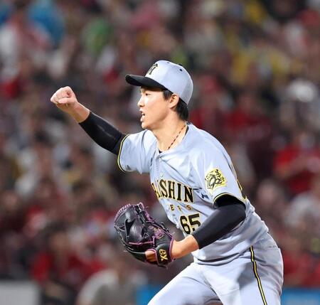 　６回、力強い投球でピンチをしのぎ、拳を握る湯浅（撮影・市尻達拡）