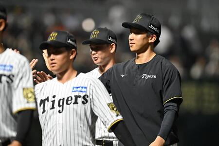 　広島に勝利し、ナインとタッチを交わす茨木（右）＝撮影・西田忠信