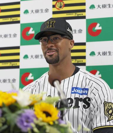 　６月度「大樹生命月間ＭＶＰ賞」に選出されて会見するデュプランティエ（撮影・北村雅宏）