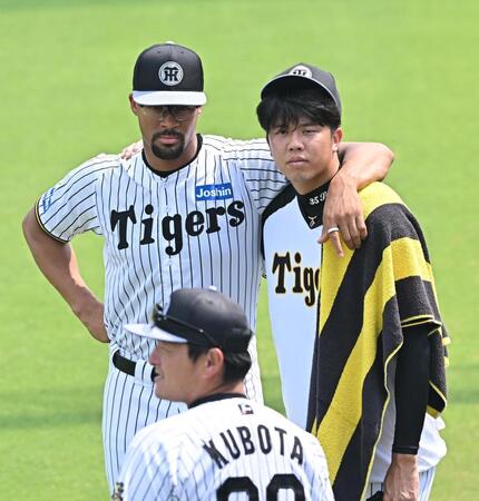 　デュプランティエ（左）と肩を組む才木（撮影・西田忠信）