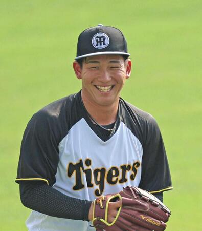 　練習中に笑顔を見せる伊原（撮影・北村雅宏）