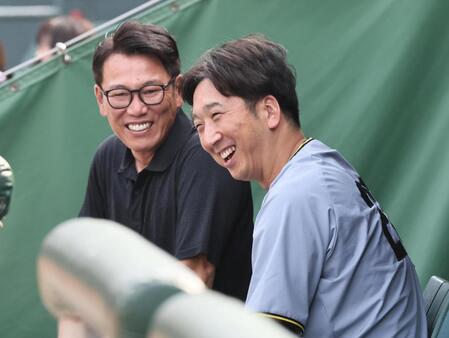 　ベンチで談笑する侍ジャパン・井端監督と藤川監督（撮影・田中太一）