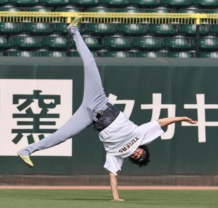 　ウオーミングアップする湯浅（撮影・田中太一）