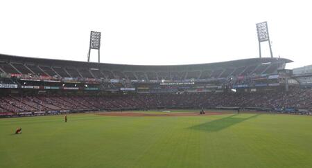 　試合開始を待つマツダスタジアム（撮影・北村雅宏）