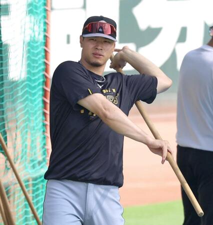 　入念にトレーニングする佐藤輝（撮影・北村雅宏）